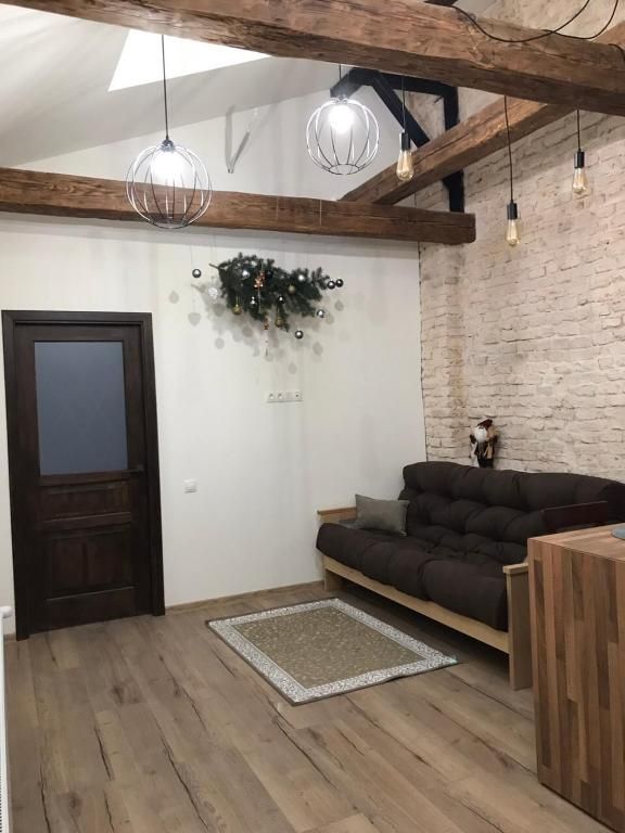 Пентхаус з дерев'яними балками: вітальня, інший ракурс